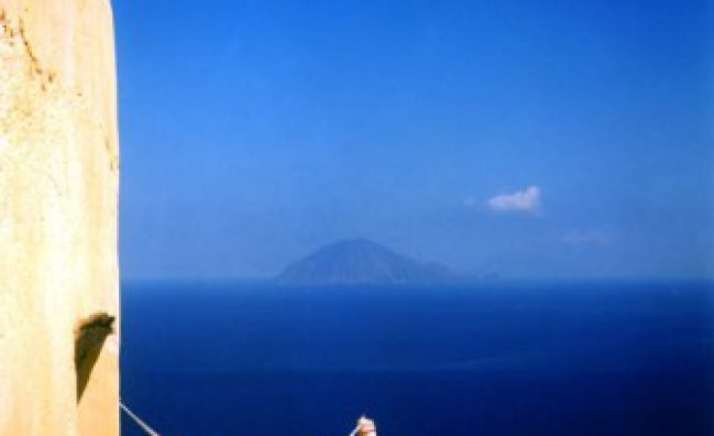 Excursions and holidays to the Aeolian Islands. Airport transfer. Milazzo parking.