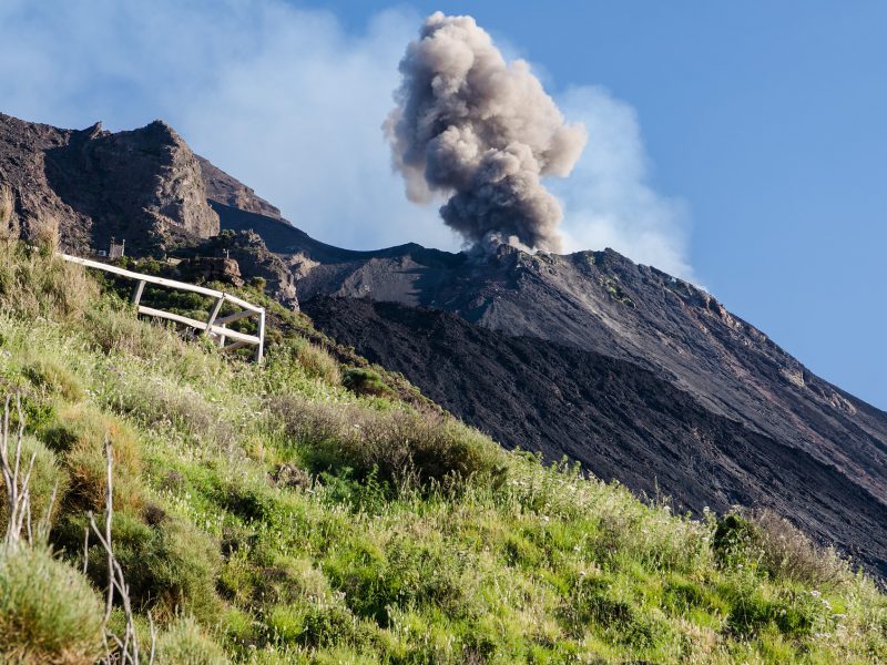 Esplosioni del vulcano di giorno- a Stromboli, Isole Eolie