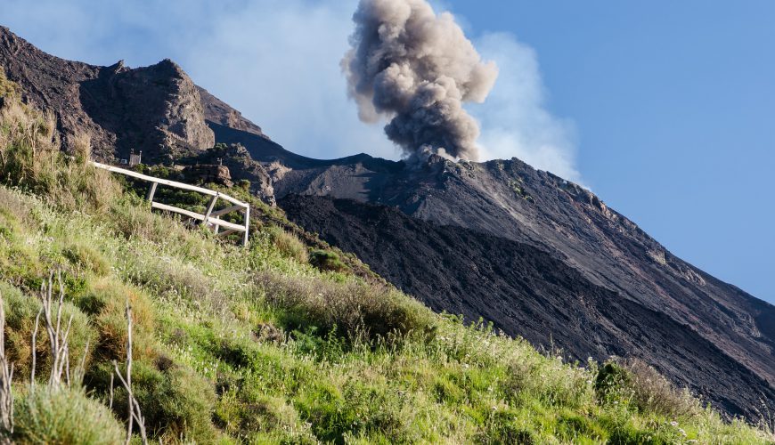 Explosiones de volcán durante el día - en Stromboli, Islas Eolias