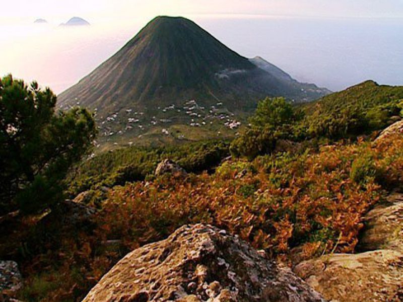Excursions and holidays to the Aeolian Islands. Airport transfer. Milazzo parking.