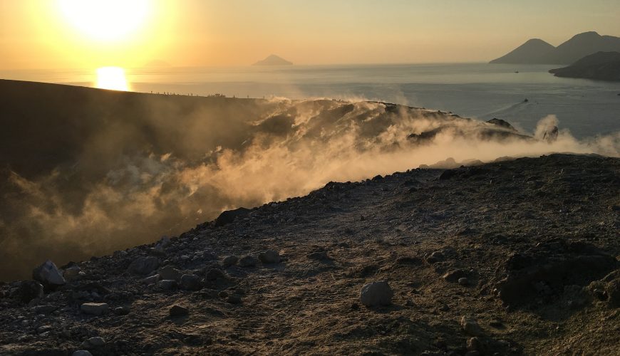 Vacanza con Scalata dei Crateri di Vulcano e Stromboli