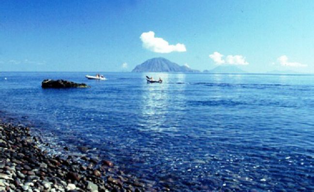 Hafen von Alicudi