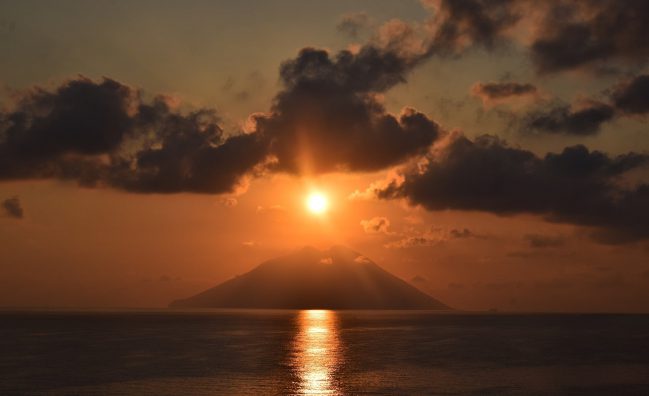 Coucher de soleil sur l'île de Stromboli, îles Éoliennes, Sicile