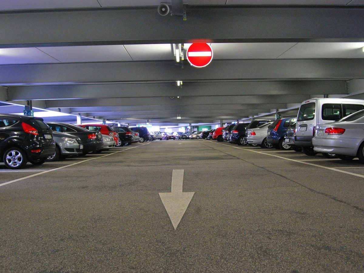 Sichere überdachte Parkplätze im Hafen von Milazzo für mittlere Autos