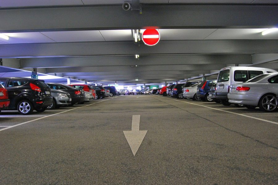 Überdachter Parkplatz in Milazzo (mittlere Autos)